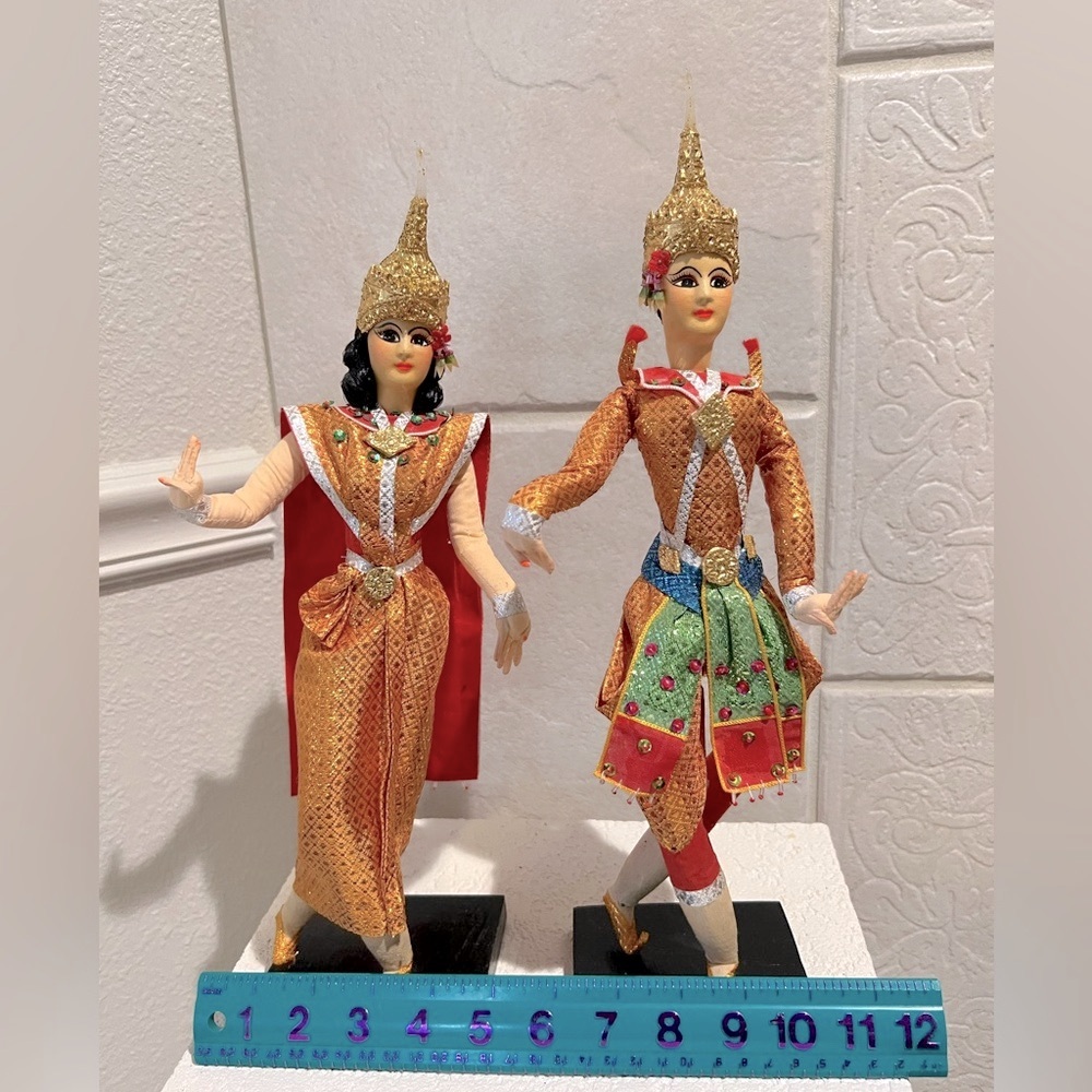 Vintage 1970s pair of Thailand wedding dolls.